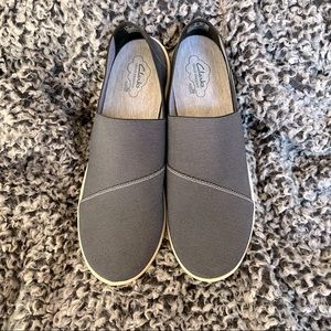 Clarks Cloud Steppers Navy Striped EUC Size 10 Slip On Comfy